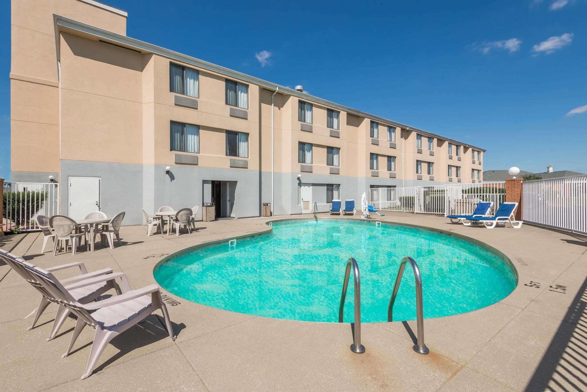 Super 8 By Wyndham Jasper Hotel Exterior photo